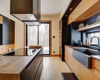 Mont Owl's Head - Sauna - Spa - Inground Pool - Mansonville - Kitchen