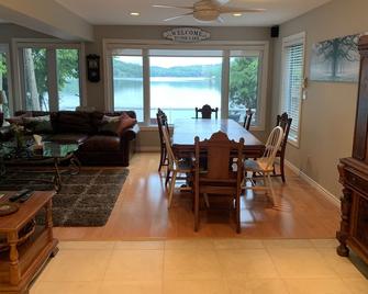Muskoka Paint Lake, Priceless Views - Dorset - Dining room