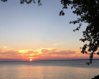 'pelee Shores' Point Pelee Lakefront Vacation Cottage - Leamington - Bazén