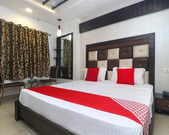 OYO 19392 Hotel Lexis - Ludhiana - Schlafzimmer