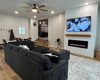 Waterfront home - 35 mins from Lambeau Field - Shawano - Huiskamer
