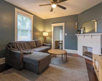 Downtown At Green - Renovated Charming House Close To Sentara Rmh, Jmu, And Emu! - Harrisonburg - Living room