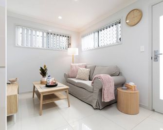 Clean 1 Bdr Apt w/ AC & Kitchen | Parking | 139F1 - 로클리 - 거실