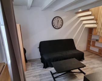 Warm T2 with air conditioning - Draguignan - Salon