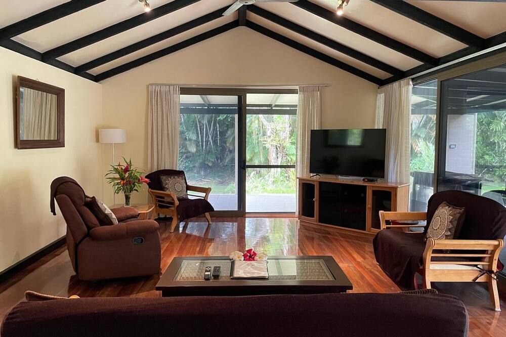 Your Own Beautiful House in Paradise with Pool and River Access - Pacific Harbor - Huiskamer