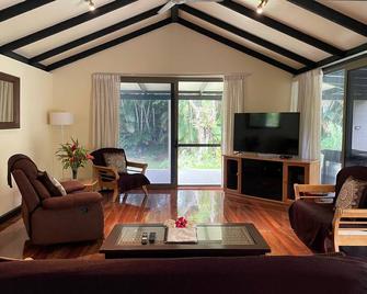 Your Own Beautiful House in Paradise with Pool and River Access - Pacific Harbor - Living room