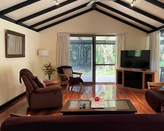 Your Own Beautiful House in Paradise with Pool and River Access - Pacific Harbor - Huiskamer