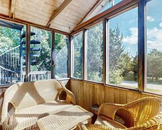 Dog-friendly home 5 lots from the beach with crow's nest, ocean view & fast WiFi - Avon - Sala de estar