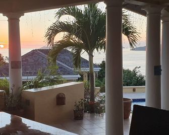 Family Home For Rent. Set Atop An Eastern Facing Hillside, Privacy Guaranteed - West End - Balcon