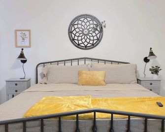 Modern Cozy 2 BR Farmhouse style Townhome with Two Private Baths - Cartersville - Schlafzimmer