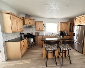 Mountain getaway w/ hot tub & heated garage - Crowsnest Pass - Kuchyň