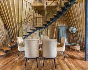 Tranquil 3-Bedroom Bamboo Villa Retreat - North Kuta - Comedor
