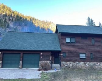 Rustic Big Sky 'Cabin' - Superior - Building