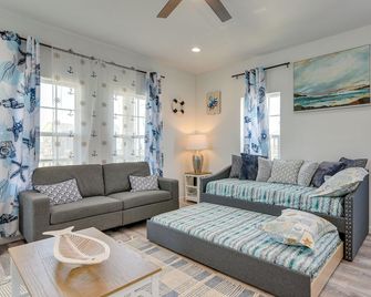 Walk to Gulf Ocean-View Home in Crystal - Crystal Beach - Living room