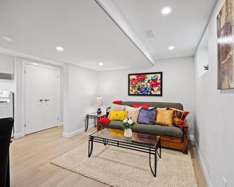 New 2 bedroom basement apartment - Guelph - Huiskamer
