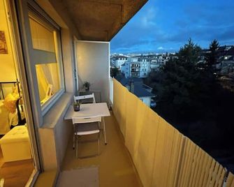 Cosy F1 apartment with free parking - Metz - Balkon