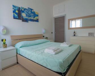 Sea Of Rome Near The Center Of The Eternal City - Lido di Ostia - Sypialnia