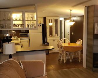 Rural getaway..5 minutes to the beach - Hampstead - Dining room