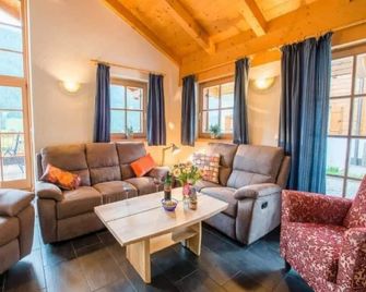 Cozy Chalet with 4 Bathrooms near Königsleiten - Wald Im Pinzgau - Living room