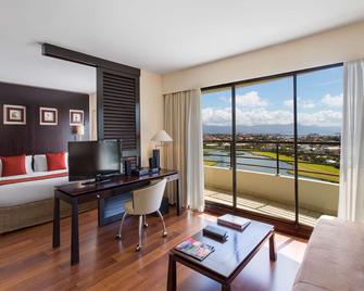 Ramada Hotel & Suites by Wyndham Noumea - Noumea - Living room