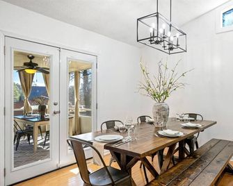 Lake retreat w/hottub | movie room | fire-pit - Woodstock - Comedor