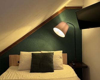 Cosy Quiet Tiny studio with lake views in the suburbs of Balatonalmadi - Balatonalmádi - Bedroom