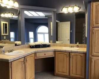 Riverfront Home In Beautiful Orchard - Cashmere - Bathroom