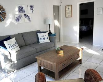 4145 By The Sea Inn & Suites - Lauderdale-by-the-Sea - Living room