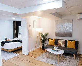 Lovely/Modern Rental Unit For You And Your Family. (Perfect For Longer Stays) - Providence - Living room