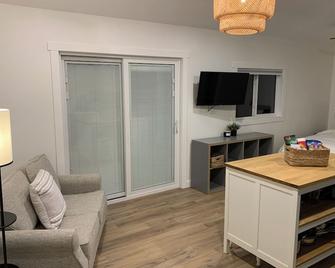 Cozy cabin with WiFi and AC in beautiful, natural Cranbrook - Кренбрук - Вітальня