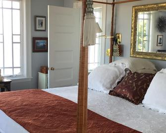 Master Bedroom Suite in Beautiful 1880's Victorian. Spectacular ocean views. - Hull - Bedroom