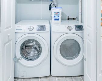 Orange Door Abode - Modern Design - Washington, D.C. - Wäscheservice