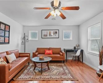 Cute ranch house -quiet & safe -3 BR 1 Bath - Imperial - Living room