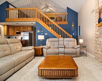 Wavesong Cottage: Perched on Lake Michigan between Ludington and Manistee - Manistee - Wohnzimmer