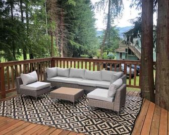 Riverfront Getaway on the Wild and Scenic - Sedro Woolley - Balcony