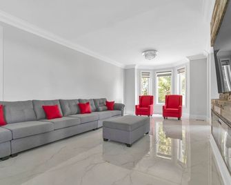 Scenic 10 Acre Farm House - Host Your Event Here - Milton - Living room