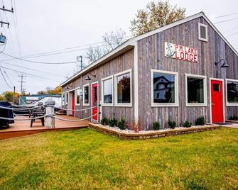 P. M Lake Lodge is a unique lodging experience for groups visiting Ludington, Mi - Ludington - Building