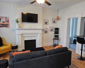 Vintage Vibes 1br, 1st Floor Unit 1 @ The Weaver House Guest Suites. - Utica - Stue