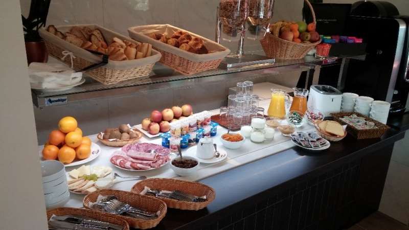 Brit Hotel Brive - בריב לה גייארד - בופה