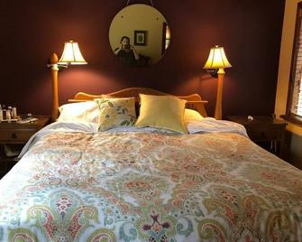 Large home on private 14 acre redwood meadow - Gualala - Bedroom