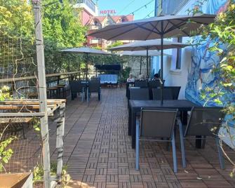 Rostivan Hotel Ve Hostel - Batumi - Patio