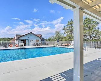 Peaceful Athens Retreat at Sleepy Hollow Lake - Athens - Pool