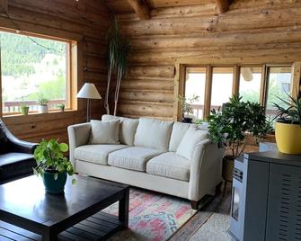 Log cabin on 4 acres - Wilson - Living room
