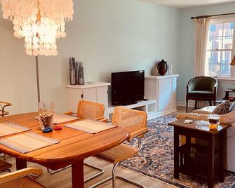 Cozy 2 Bedroom, 2.5 Bath across from Cambridge City Marina - Cambridge - Living room