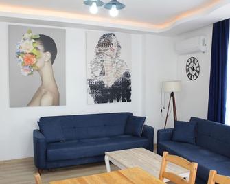 Mavi Restaurant & Apartments 2 - Didim - Wohnzimmer