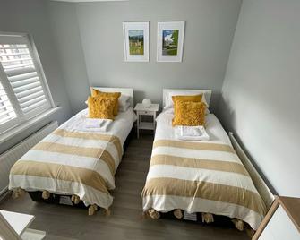 Large family Bungalow, parking & Bike Store BPW - Merthyr Tydfil - Ložnice