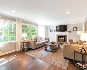 Emory Luxury-- Family Friendly, Prime Location! - אטלנטה - סלון