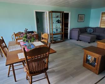 Serene 2-bedroom house in Fife Lake - Fife Lake - Comedor