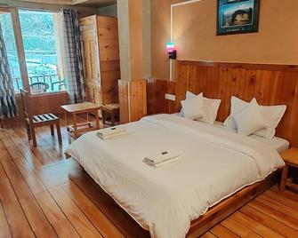 Tirthan Holidays Cottage - Kullu - Bedroom