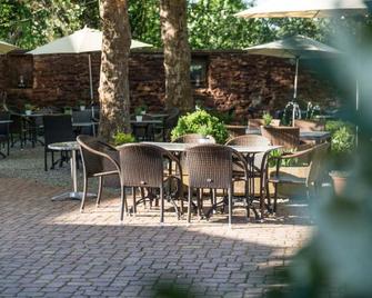 Jauch's Löwen - March - Patio